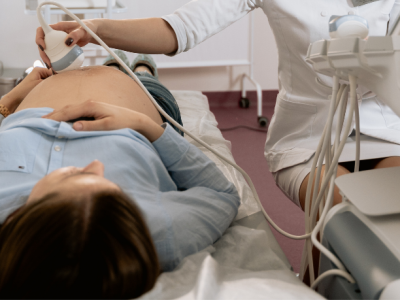 Dra. Thaline Neves esclarece como a idade materna influencia os riscos à saúde do bebê durante a gestação.