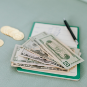 Hábitos financeiros: três práticas que transformam sua rotina, por Andrey de Oliveira Pontes, mostrando como pequenas atitudes podem gerar grandes resultados.