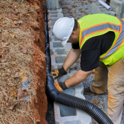Drenagem em contenções: como evitar pressão hidrostática e patologias é abordado por Valderci Malagosini Machado com foco em durabilidade e segurança da estrutura.