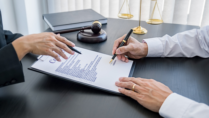 Entenda com Renato de Castro Longo Furtado Vianna estratégias e limites legais que garantem execução eficiente em licitações.