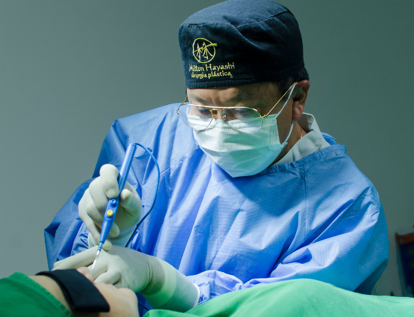 O lifting endoscópico de sobrancelhas oferece inovação com menor invasividade e recuperação otimizada, afirma Milton Seigi Hayashi.
