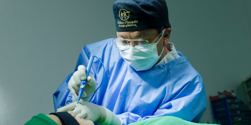 Lifting endoscópico de sobrancelhas: inovação e menor invasividade com Milton Seigi Hayashi 18 O lifting endoscópico de sobrancelhas oferece inovação com menor invasividade e recuperação otimizada, afirma Milton Seigi Hayashi.