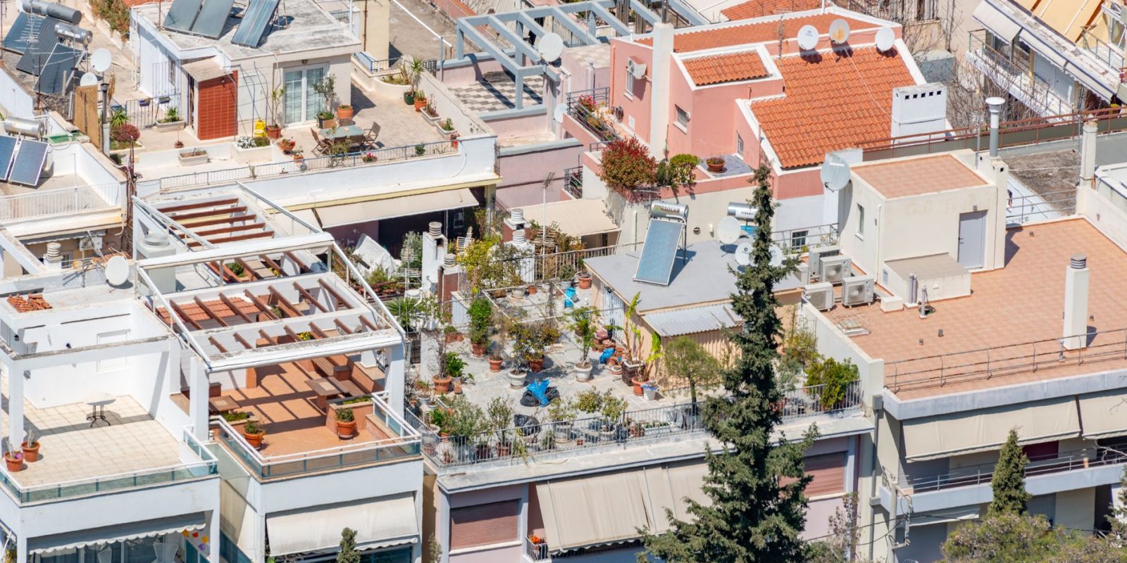 Hortas urbanas em telhados com painéis solares em uma área residencial