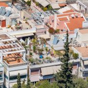 Hortas urbanas em telhados com painéis solares em uma área residencial