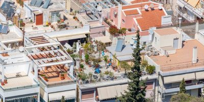 Hortas urbanas em telhados com painéis solares em uma área residencial
