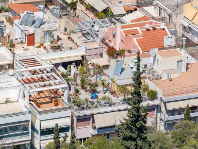 Mogi das Cruzes recebe Selo Bronze por projetos ligados aos Objetivos de Desenvolvimento Sustentável 20 Hortas urbanas em telhados com painéis solares em uma área residencial