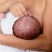 Mãe amamenta seu bebê em um momento de cuidado e vínculo.