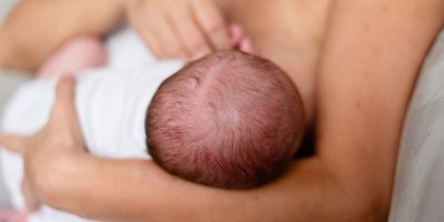 Mãe amamenta seu bebê em um momento de cuidado e vínculo.