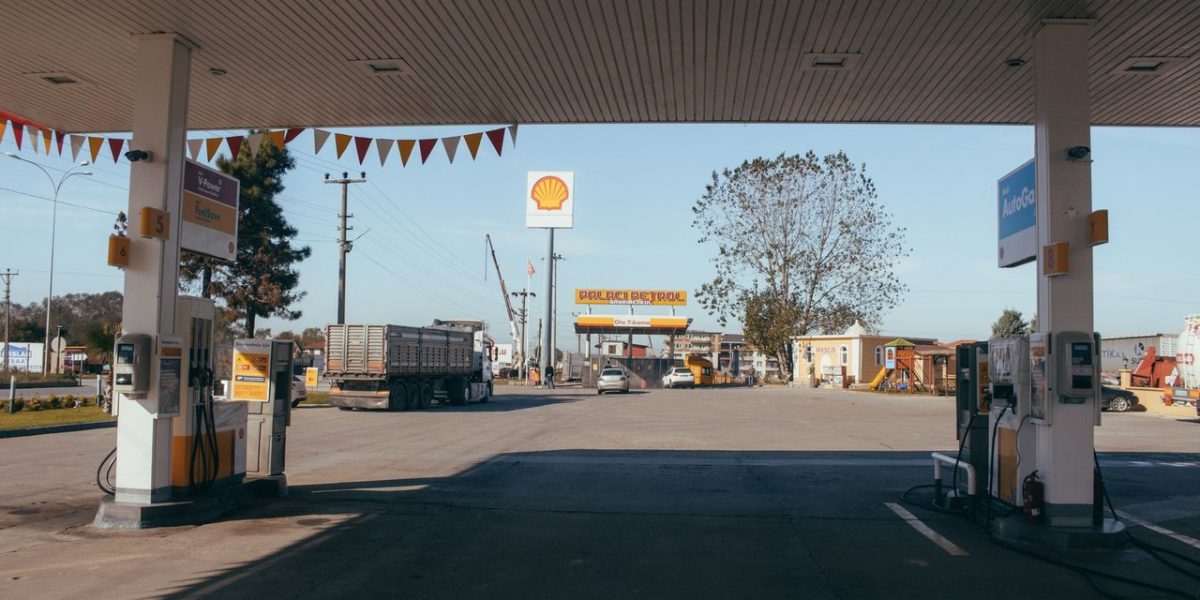 Posto de combustíveis vazio às margens de uma rodovia, com bombas de abastecimento para veículos de longa distância