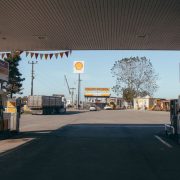 Posto de combustíveis vazio às margens de uma rodovia, com bombas de abastecimento para veículos de longa distância