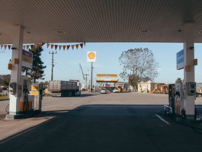 Posto de combustíveis vazio às margens de uma rodovia, com bombas de abastecimento para veículos de longa distância
