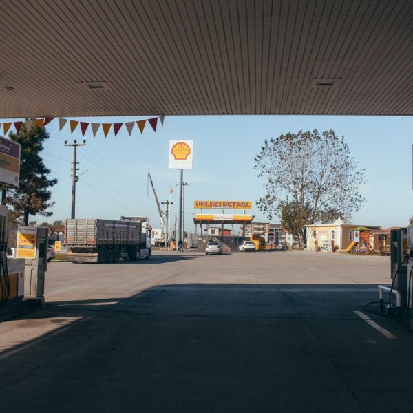 Posto de combustíveis vazio às margens de uma rodovia, com bombas de abastecimento para veículos de longa distância