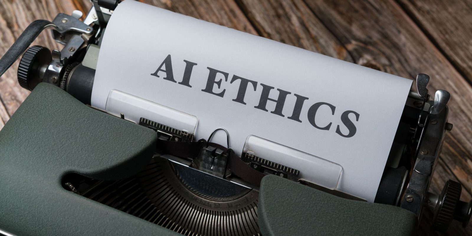 Máquina de escrever antiga com as palavras “AI Ethics” digitadas em uma folha de papel.