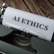 Máquina de escrever antiga com as palavras “AI Ethics” digitadas em uma folha de papel.