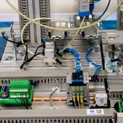 Close de equipamentos industriais com fiação e sensores eletrônicos em uma configuração tecnológica.