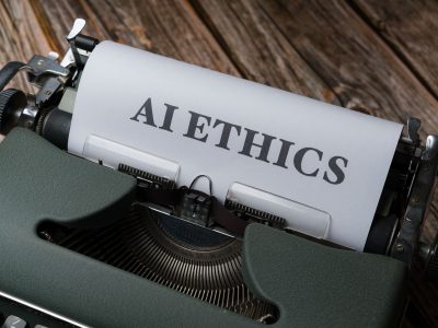 Máquina de escrever antiga com as palavras “AI Ethics” digitadas em uma folha de papel.