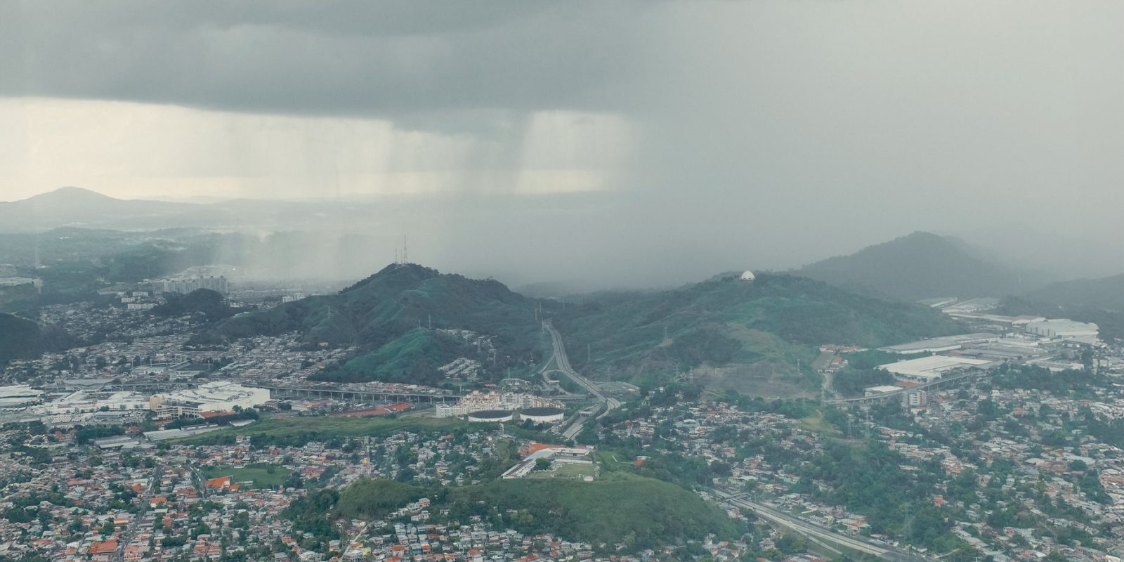 Cemaden aponta risco de alagamentos e enxurradas em regiões de São Paulo 17 Tempestade se aproxima de uma extensa área urbana vista de cima.